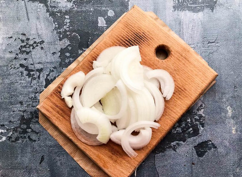 1. Этап. Баклажаны с морковью и болгарским перцем: Лук очистите от шелухи и нарежьте полукольцами.