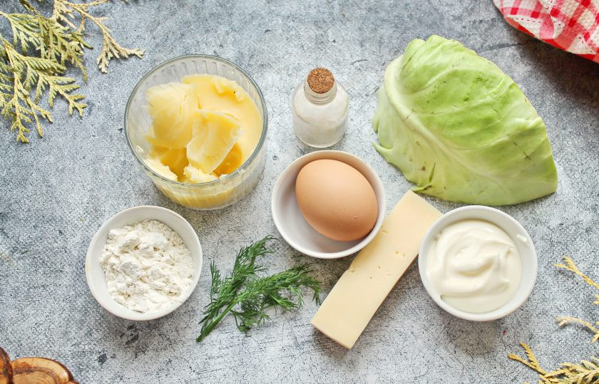 1. Этап. Капустники: Подготовьте все необходимые ингредиенты для приготовления капустников. Капусту сполосните, удалите кочерыжку и верхние, подпорченные листья. Зелень сполосните и обсушите.