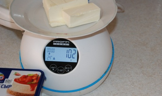 1. Этап. Печенье Орешки с шоколадом: Выложить для размягчения 100 гр. сливочного масла и сыр. Он нам нужен комнатной температуры.