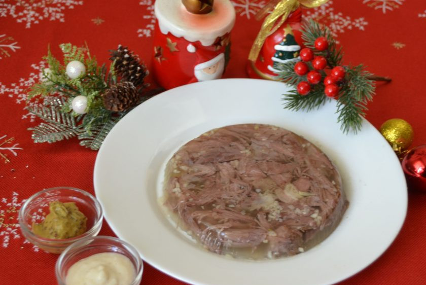 1. Этап. Холодец из говяжьих лыток: Через несколько часов холодец стабилизировался, застыл, его можно подавать к столу. Чтобы холодец хорошо извлечь из формы, можно на минутку опустить дно тарелки в теплую воду. Подавайте холодец с хреном или горчицей, это очень вкусное праздничное блюдо. Рекомендую приготовить. Всех поздравляю с наступающими новогодними и рождественскими праздниками!