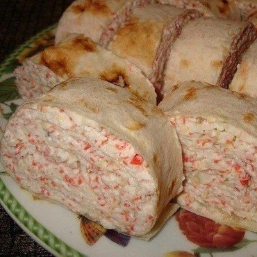 1. Stage. Crab Rolls: Roll pita bread into roll. Cut rolls with crabs 2 cm thick.