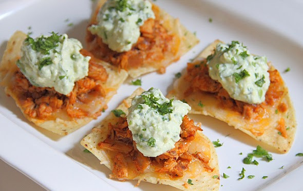 1. Этап. Канапе с чипсами: 5. А теперь на чуть остывшие готовые начос выкладываем по чайной ложке зеленого соуса и подаем! Приятного аппетита!