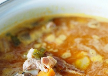 1. Этап. Лучший рецепт солянки: Когда солянка покипит минут 5, добавляем до нужной вам консистенции бульон и огуречный рассол, добавим по вкусу соль и черный перец.