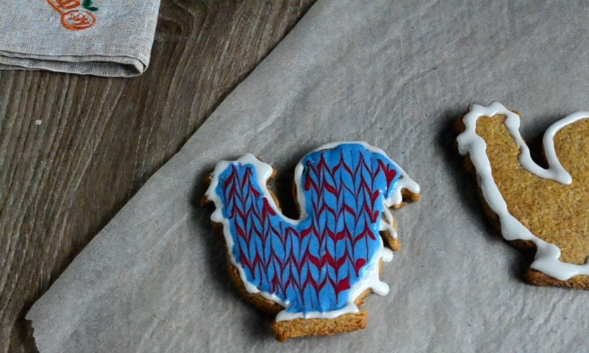 1. Этап. Новогоднее печенье Петушки: Разложите глазурь по кондитерским мешочкам. Сделайте небольшие отверстия. На готовом печенье сначала сделайте ободочек белой глазурью и оставьте на 15 минут для подсыхания, а затем раскрасьте печенье на свой вкус.