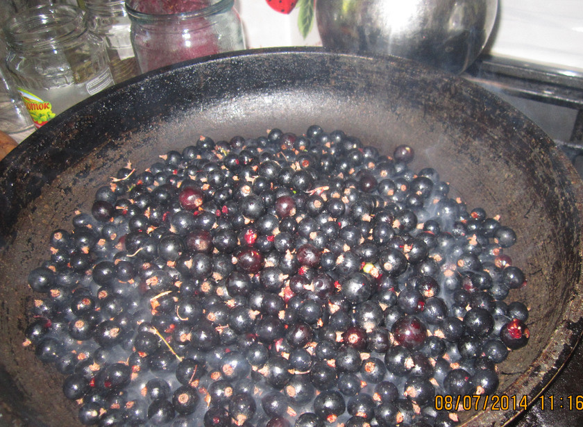 1. Этап. Варенье на сковороде: На раскаленную чугунную сковородку высыпаем три стакана смородины.