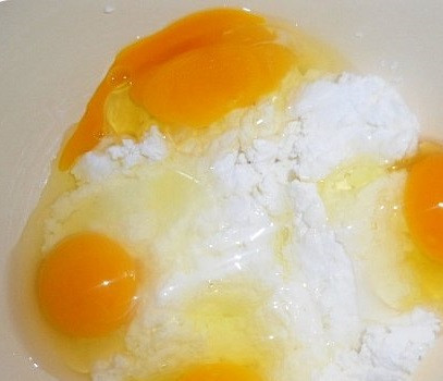 1. Этап. Творожное тесто для вареников на пару: 1. С тестом все довольно просто - вбейте яйца в глубокую мисочку и добавьте творог. Как следует перемешайте, чтобы масса получилась однородной.