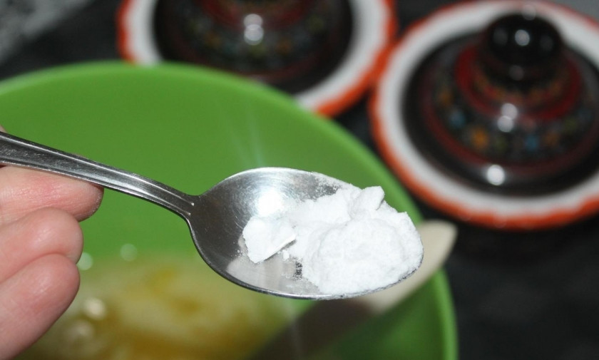 1. Этап. Торт Легко и быстро: 2. Перемешиваю массу вилкой, вообще в идеале делать это миксером, но и вилкой сгодится. Добавляю чайную ложку соды без горки.