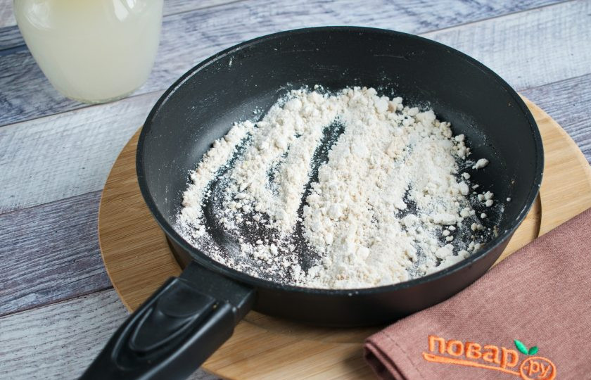 1. Этап. Шведские фрикадельки с кремовым соусом: На горячей сухой сковороде обжарьте муку до появления орехового запаха.