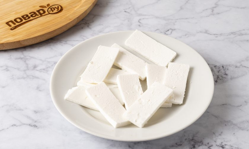 1. Этап. Сэндвич Капрезе: Нарежьте сыр ломтиками средней толщины.