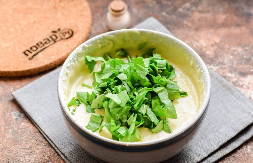 1. Этап. Пирог с яблоками и щавелем: Щавель нарежьте мелко и добавьте в тесто.