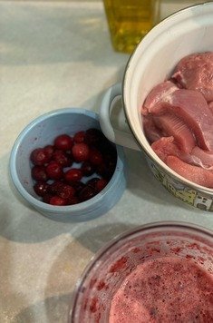 1. Этап. Индейка в клюквенно-цитрусовом маринаде: Для маринада пробить блендером клюкву с соком 1/2 апельсина, медом и солью