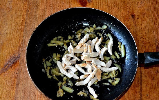 1. Этап. Курица по-китайски с баклажанами: Верните в сковороду курицу.