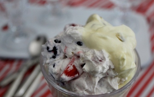 1. Этап. Десерт с фруктами и сливками: 6. Ягоды перемешайте со сливками и выложите в порционный стакан для подачи. Сверху добавьте крем из желтка — и десерт с фруктами и сливками готов. Если используете безе, выложите его на дно стакана. Приятного аппетита!