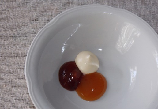 1. Этап. Котлеты с творожным сыром в духовке: В отдельной пиале смешать кисло-сладкий соус, майонез и кетчуп.