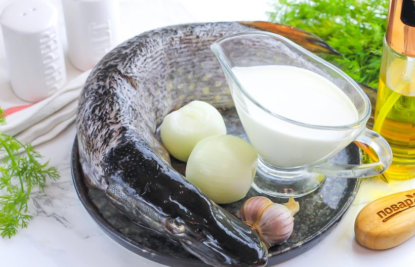 1. Этап. Сливочная щука: Подготовьте ингредиенты. Щуку очистите от чешуи и внутренностей, срежьте голову, хвост и плавники. Тщательно промойте тушку в воде внутри и снаружи.