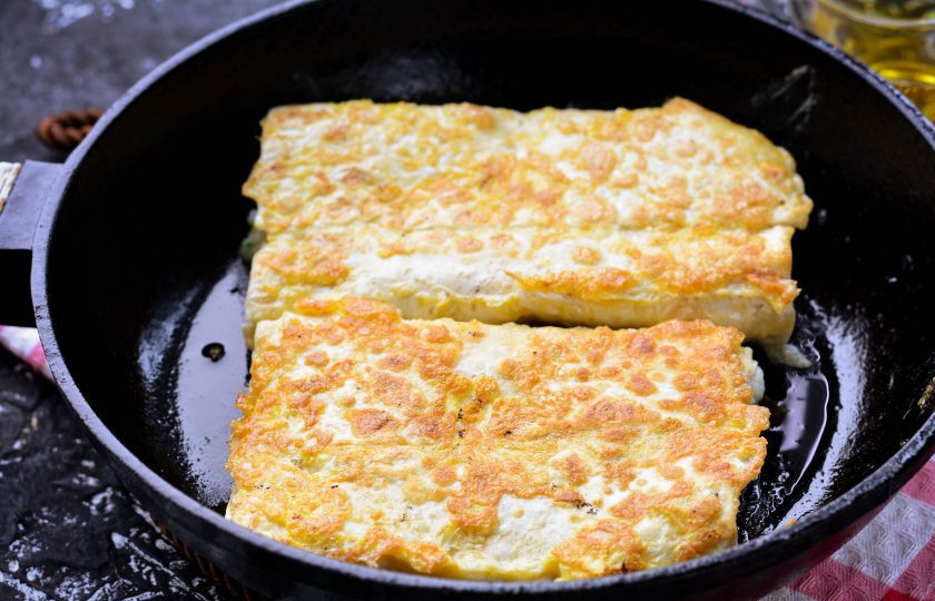 1. Этап. Пирожки из лаваша с картошкой: Затем переверните пирожки и жарьте еще столько же времени до румяной корочки.