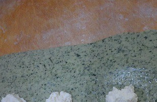 1. Этап. Зеленые равиоли с чесночным соусом: Тесто раскатать полосками. Фарш выложить по чайной ложке. Между фаршем тесто намазать белком