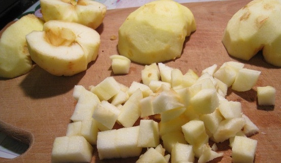 1. Этап. Плов с яблоками: Яблоки очищаем от кожуры и удаляем сердцевину, затем нарезаем их небольшими кубиками.