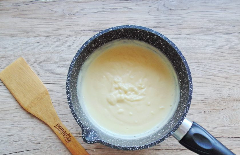 1. Этап. Молочный пудинг с крахмалом: Когда молоко в кастрюле начнет закипать, влейте приготовленную смесь из желтков, сахара и крахмала. Постоянно помешивая, доведите пудинг до загустения.