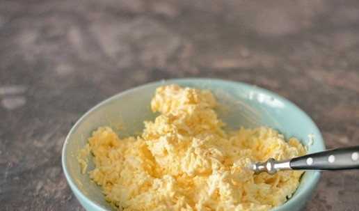 1. Этап. Классический еврейский салат из СССР: Слегка подсолите салат по вкусу и перемешайте. Чеснока вы можете положить и больше, если любите более острый салат. Ну вот и всё, за считанные минуты еврейский салат готов. Его можно сделать заранее и сложить в контейнер с крышкой, салат хранится в холодильнике до 3-4 дней.