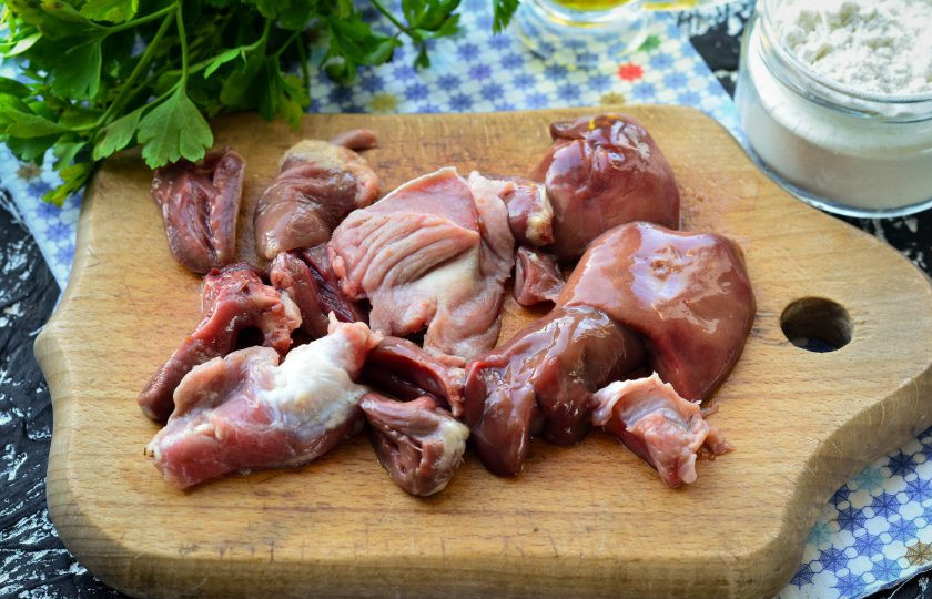 1. Этап. Котлеты из куриных потрохов: Промойте куриные потрошки и нарежьте средними кусочками.