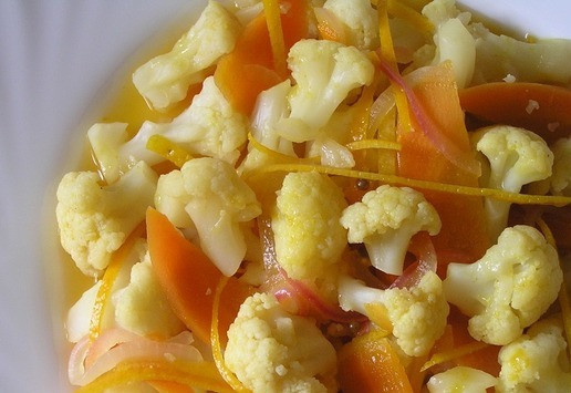 1. Этап. Апельсиновая капуста от Армана Арналя: Выложите овощи на блюдо, полейте сверху уваренным соусом.