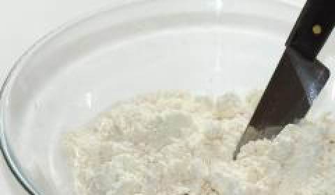 1. Этап. Сконы со сливочным кремом: Смесь порубить ножом так, чтобы она была похожа на крошки.