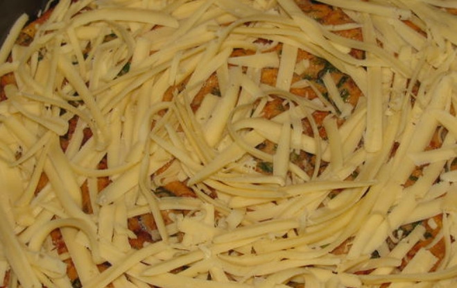 1. Этап. Блинная улитка с мясным фаршем: Присыпаем тертым сыром и отправляем в духовку на 30 минут, температура — 180 градусов.