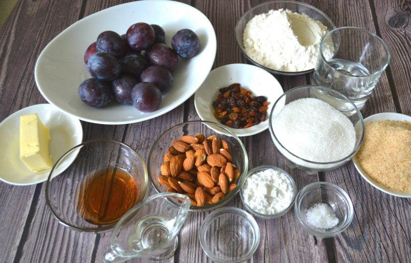 1. Этап. Штрудель со сливой: Подготовьте ингредиенты.