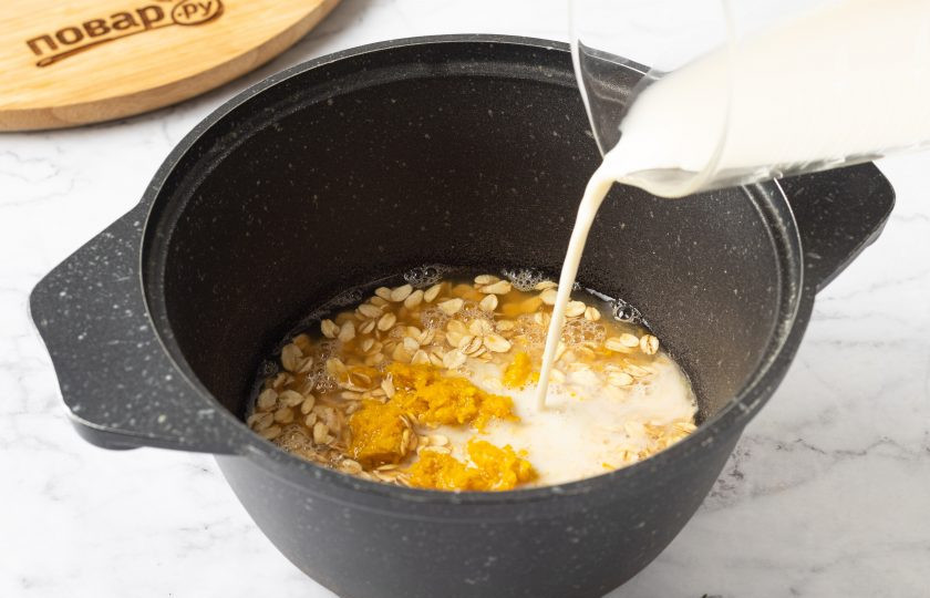 1. Этап. Овсяная каша с шоколадом и апельсином: Влейте апельсиновый сок и молоко. Добавьте шепотку соли. Доведите до кипения, накройте крышкой и готовьте на небольшом огне около 10 минут. Периодически помешивайте кашу.