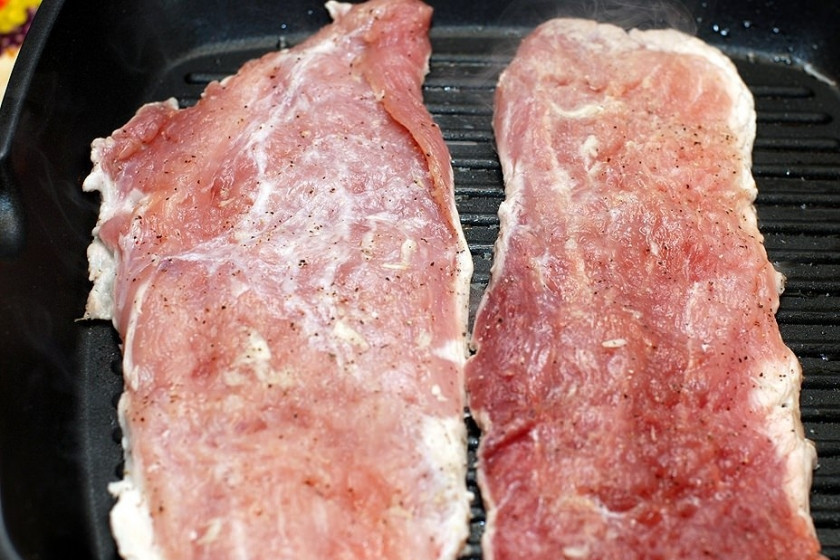 1. Этап. Эскалоп на сковороде: Перед жаркой оботрите сухой салфеткой, чтобы не было чеснока на мясе. Выкладываем на гриль-сковородку и обжариваем с двух сторон.