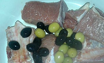 1. Этап. Солянка без огурцов: Мясо режем на кусочки среднего размера, смешиваем с нашими оливками, заливаем водой (4 л.).