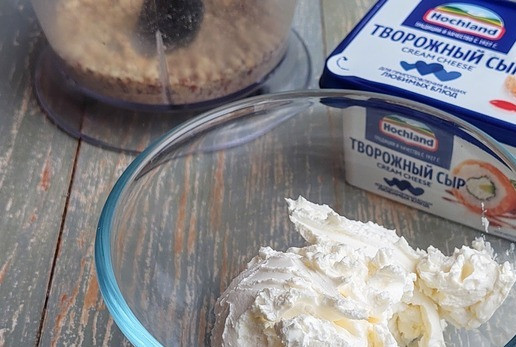 1. Этап. Колбасные дольки с творожным сыром: Творожный сыр переложить в миску.