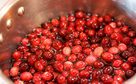 1. Этап. Cвинина в брусничном соусе: 5. Можно для аромата добавить немного цедры цитрусовых, например. Отправьте сотейник на огонь.