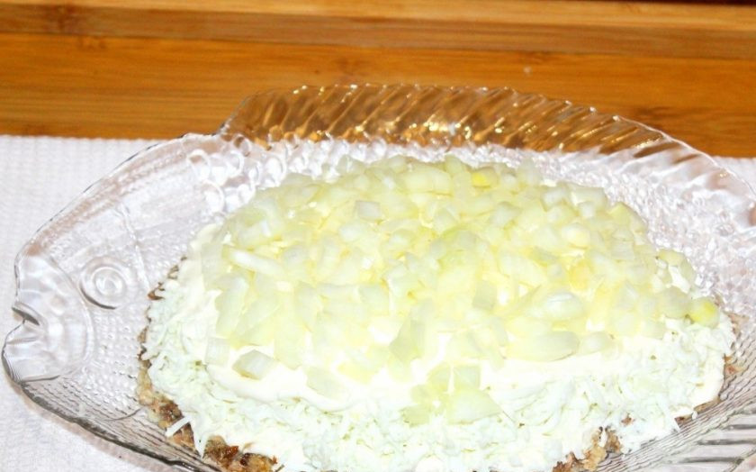 1. Этап. Салат Мимоза с маслом: 4. Лук можно брать репчатый, а можно зеленый. В данном салате вкуснее репчатый.