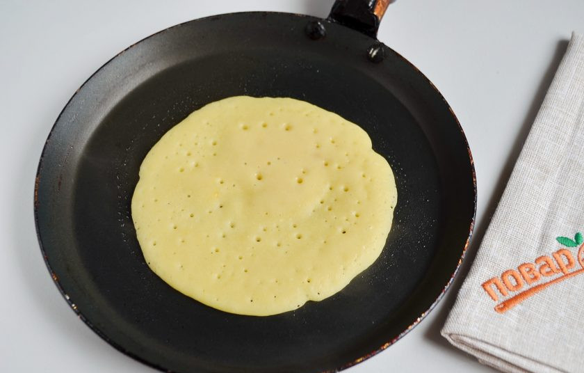 1. Этап. Гороховые блины с луком: 10. Силиконовой кисточкой смажьте совсем чуточку горячую блинную сковороду. Столовой ложкой или половником наливайте тесто. Жарьте до золотистой корочки.