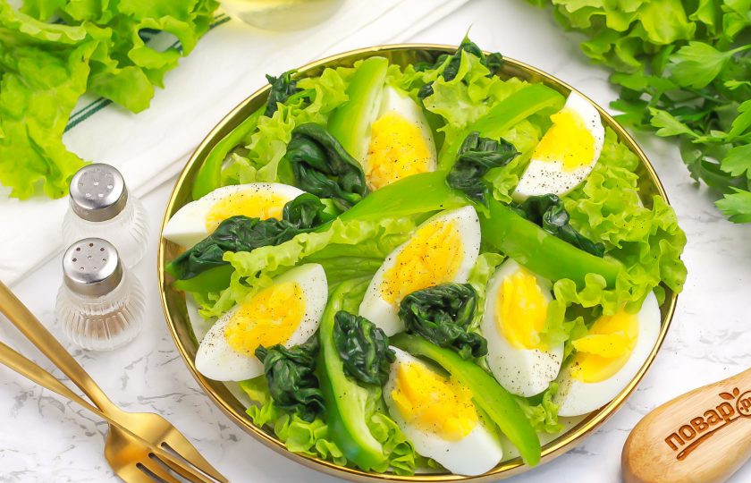 1. Этап. Салат со шпинатом и болгарским перцем: Подайте красочный витаминный салат к столу сразу же после приготовления. Приятного вам аппетита!