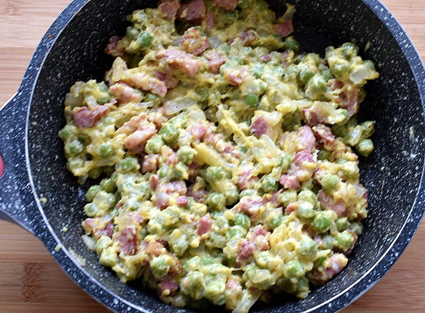 1. Этап. Зразы Беловежские: Всыпьте муку и прогрейте, помешивая, с минуту. Затем влейте бульон и проварите еще минуту-другую до загустения. Добавьте сырой желток, быстро перемешайте и дайте загустеть. Посолите и поперчите по вкусу.