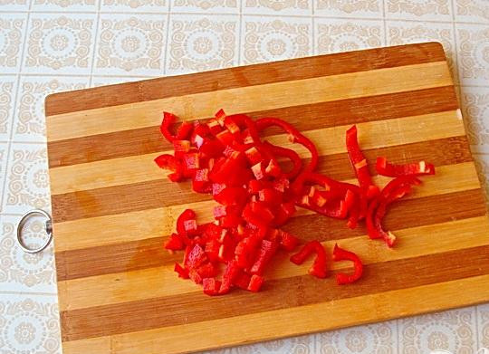 1. Этап. Салат с кольраби и корнем петрушки: 4. Промываем и разрезаем на две половины сладкий перец, перегородки и семена удаляем. Нарезаем соломкой.