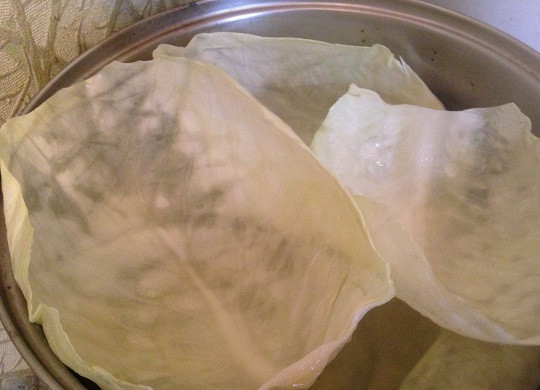 1. Этап. Маринованные голубцы с морковкой: 2. После снятия листьев очень плотные и плохо сворачивающиеся отправьте в воду еще на несколько минут.