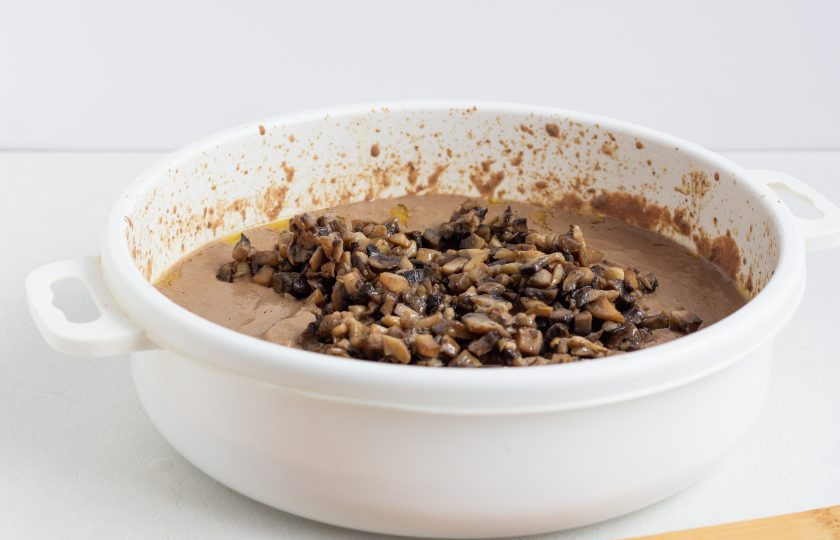 1. Этап. Запеченный печеночный паштет: Добавьте грибы и перемешайте.