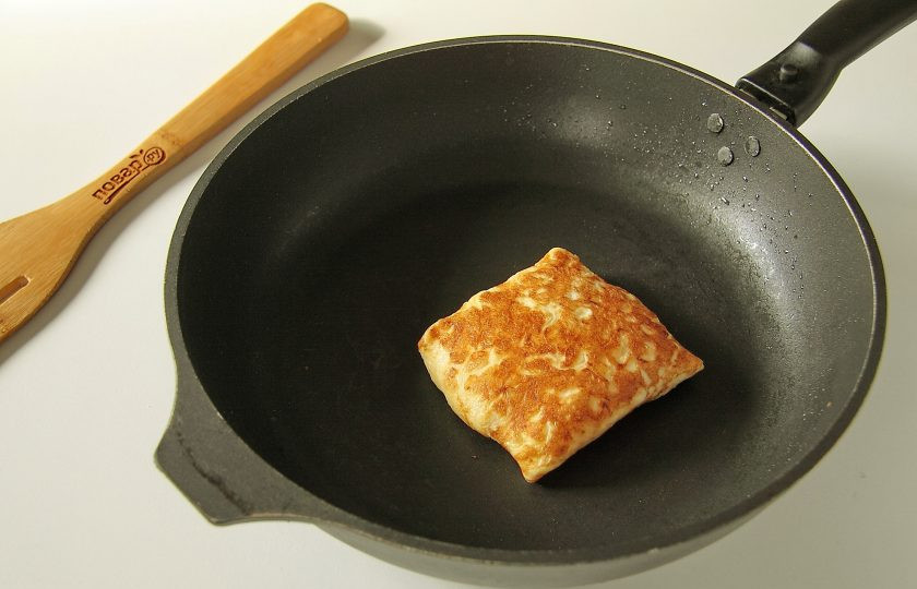 1. Этап. Яичные блины с сыром: Обжарьте блинчик с начинкой с двух сторон до появления румянца.