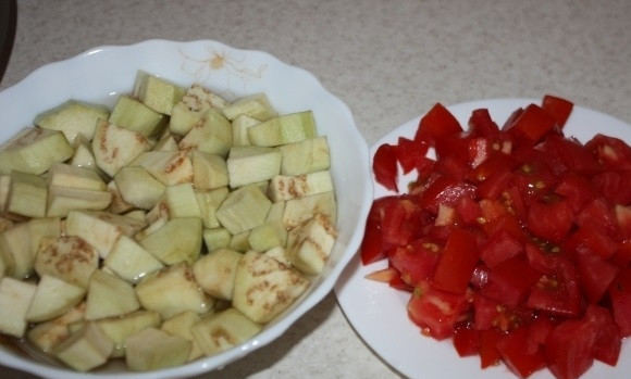 1. Этап. Свинина в мультиварке-скороварке: Помидоры помойте и также нарежьте кубиками.