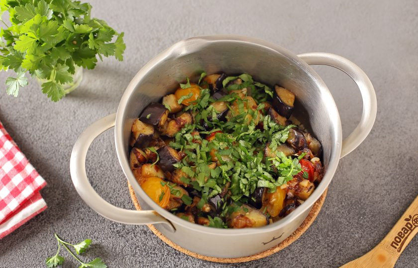 1. Этап. Салат с булгуром и баклажанами: Добавьте к булгуру обжаренные овощи, измельченную зелень, соль и молотый перец по вкусу.