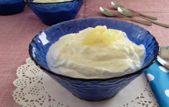 1. Этап. Мусс ананасовый: 10. Выложите мусс в чашки, украсьте кусочками ананаса и поставьте в холодильник до подачи на стол.