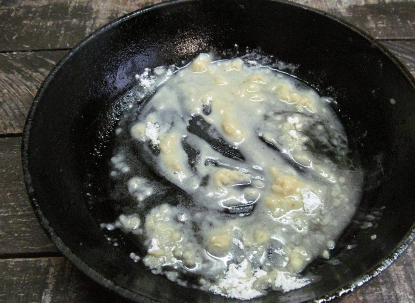 1. Этап. Рыбная скоблянка с креветками: Готовим соус. Растопите в сковороде пару ложек сливочного масла и всыпьте муку. Жарьте на среднем огне минуту, постоянно помешивая.