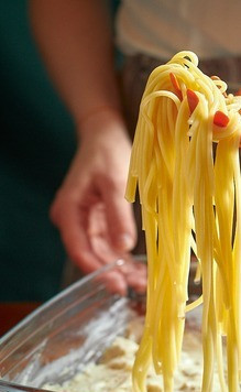 1. Этап. Тетраццини: Добавить макароны, разровнять, выложить вторую половину соуса.