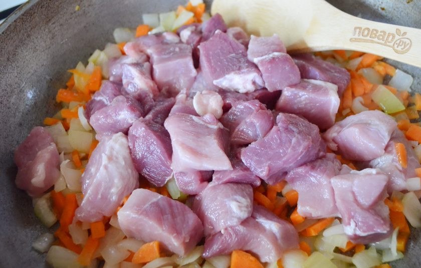 1. Этап. Плов на сковороде со свининой: Добавьте мясо к овощам, обжарьте сначала на сильном огне, после уменьшите до минимального и протушите 15-20 минут, мясо даст сок, вода не понадобится.