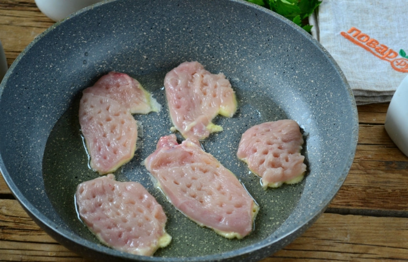 1. Этап. Куриные отбивные в сырном кляре: Обмакните отбивные одной стороной в кляр и выложите на разогретую сковороду.