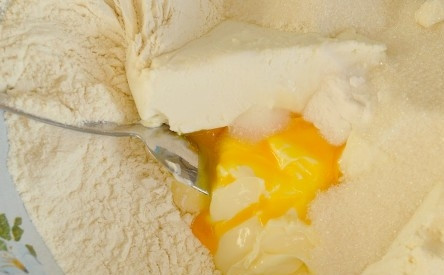 1. Этап. Творожные улитки: Первым делом поставим яблоки в духовку на 190 градусов. Просеянную муку, мягкое масло и творог смешиваем с сахаром и желтками.